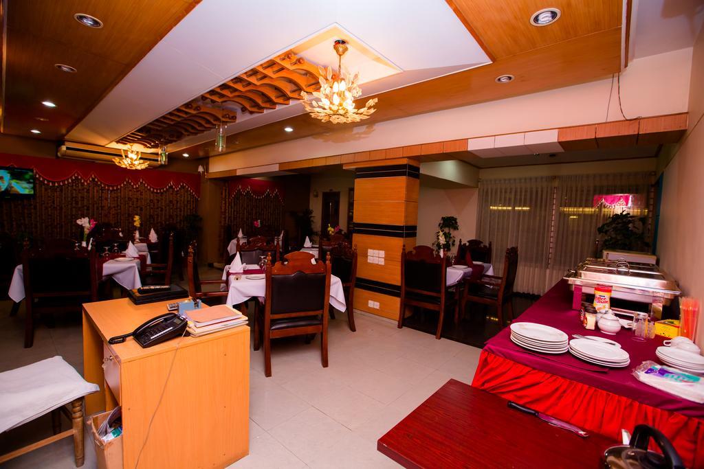 Hotel Golden Deer Дакка Екстер'єр фото