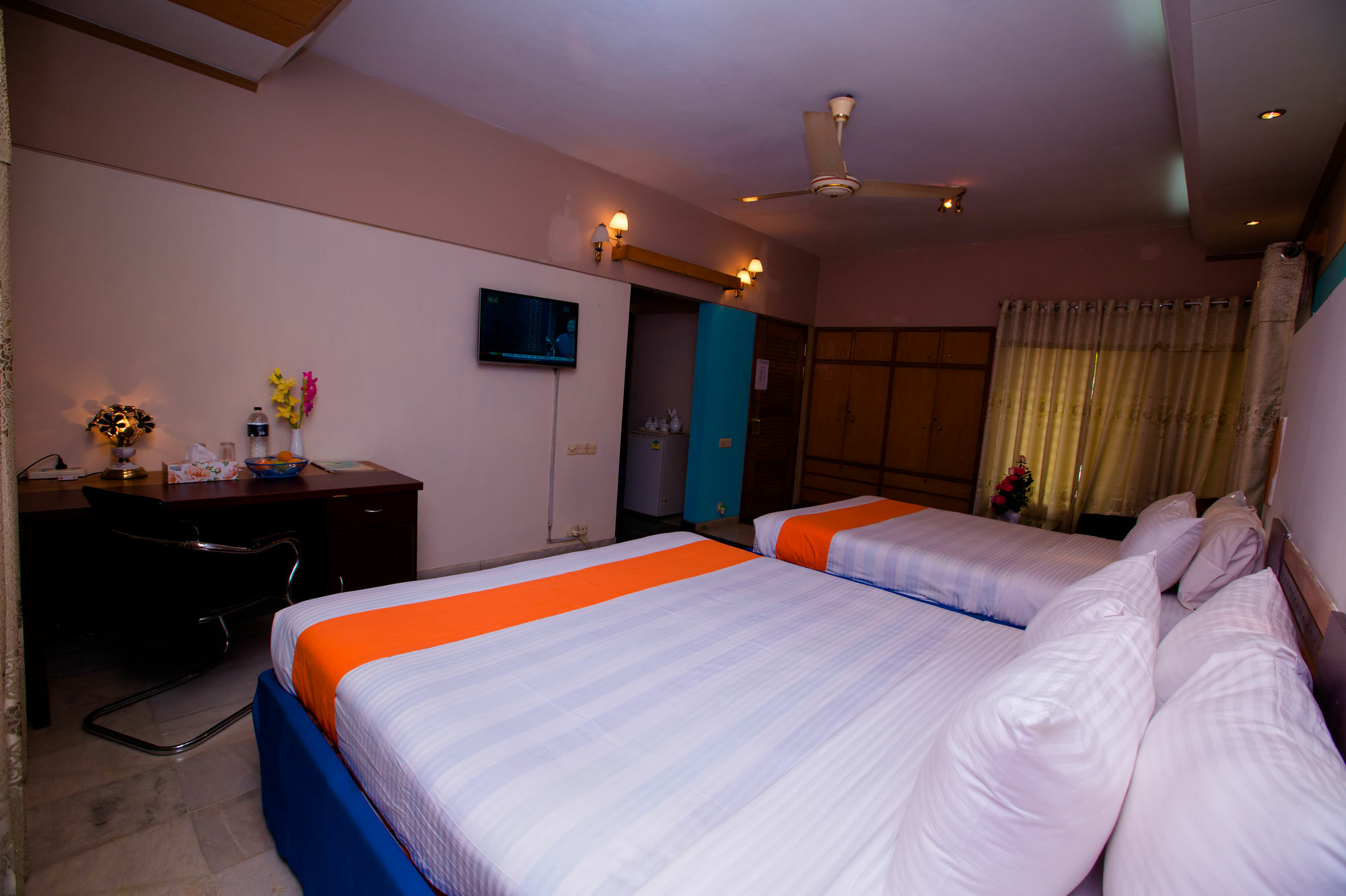 Hotel Golden Deer Дакка Екстер'єр фото